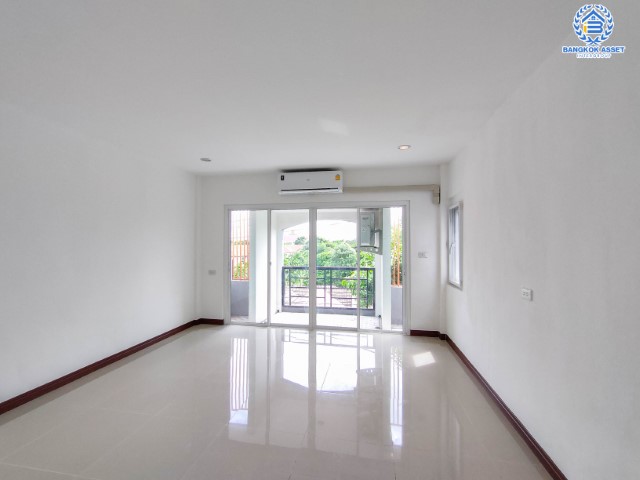 *****ทาวน์โฮมมือสองย่านกรุงเทพฯ ม.เทพประทาน สรงประภา เนื้อที่กว้างขวางถึง 25 ตร.ว. พร้อมฟังก์ชัน 4 ห้องนอน 3 ห้องน้ำ 1 ที่จอดรถ บ้านปรับปรุงใหม่ พร้อมเข้าอยู่ บนทำเลใกล้สนามบินดอนเมือง เข้าสู่ใจกลางเมืองได้อย่างสะดวกสบาย ใกล้รถไฟฟ้าสายสีแดง "สถานีดอนเมือง" และทางด่วน "ศรีสมาน"